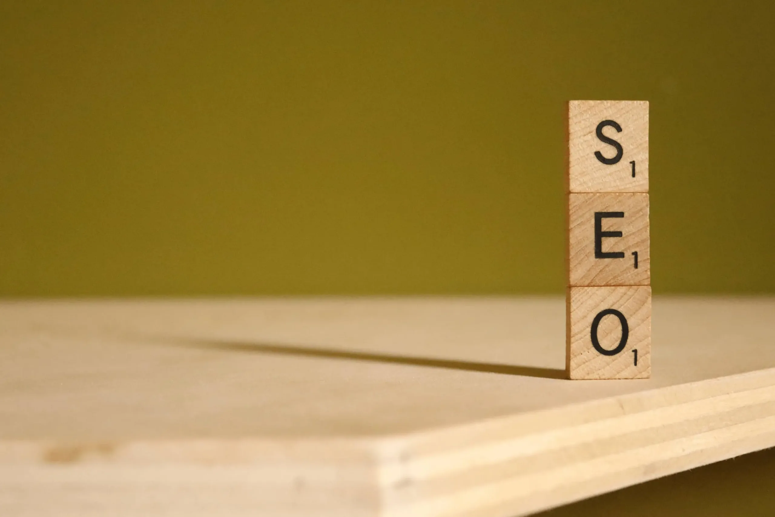 SEO mit Scrabble Steinen geschrieben.