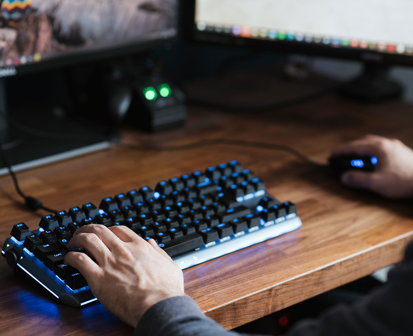 blog-5 Bild zeigt zwei Arme eines Mannes, der auf einer Computer-Tastatur und einer Maus arbeitet.