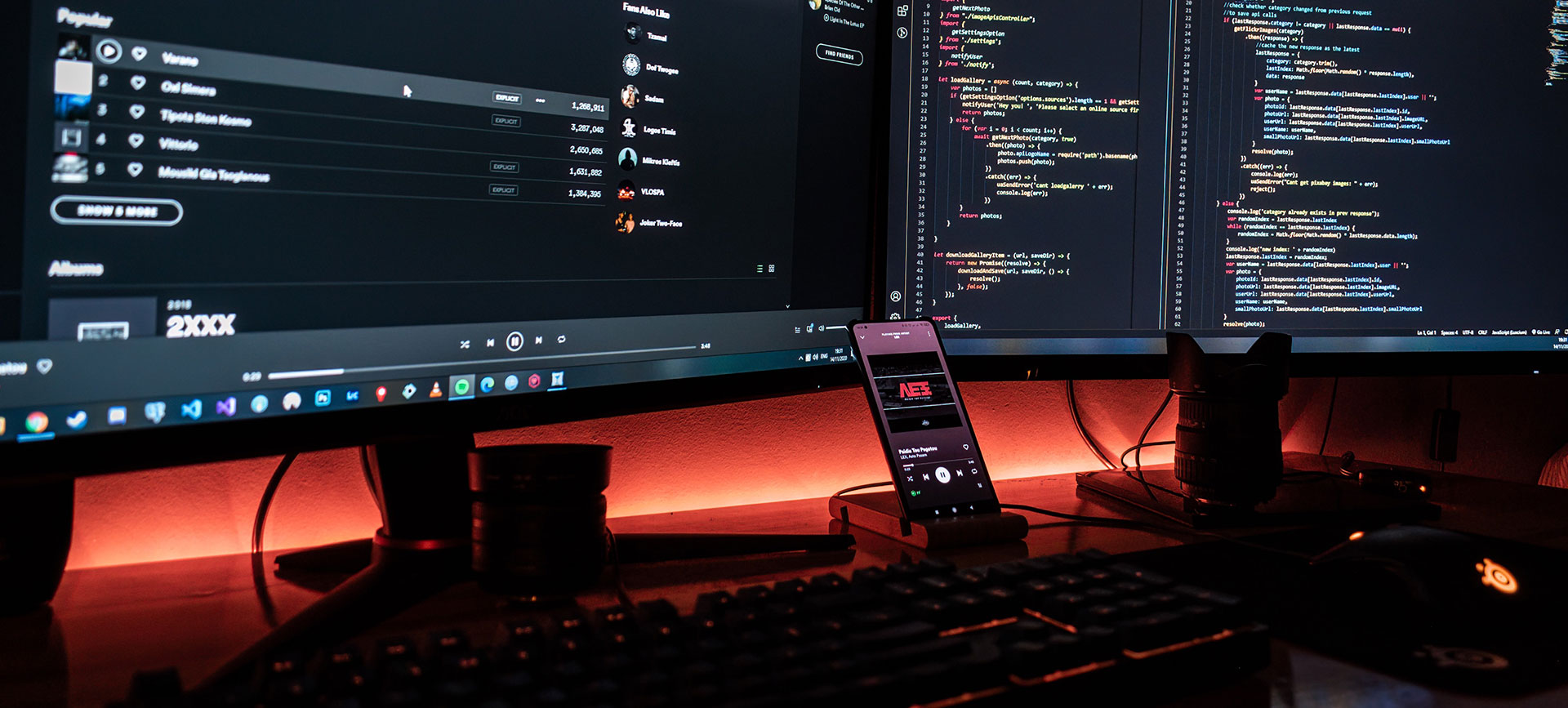 banner-14 Das Bild zeigt mehrere Bildschirme mit Codeausschnitten und soll den Arbeitsplatz eines Programmierers darstellen.
